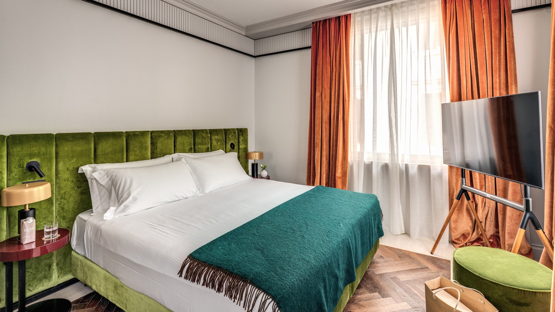 Interno camera di boutique hotel nel centro di Roma con letto matrimoniale, TV e stile raffinato – Hotel Santa Maria Maggiore, BZAR hotels a Roma