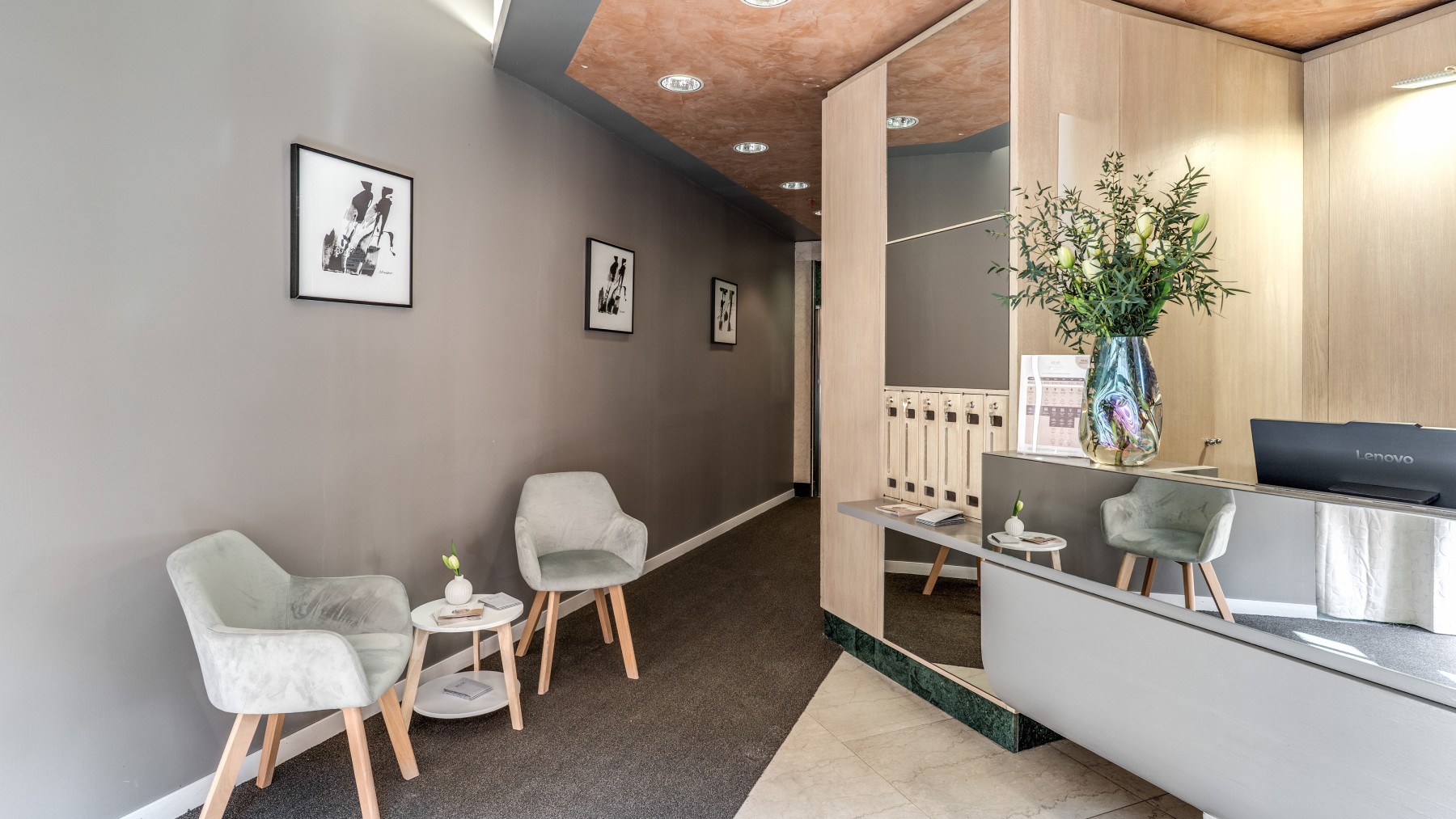 Reception moderna di boutique hotel nel centro di Roma, ambiente accogliente con arredi contemporanei – Hotel Santa Maria Maggiore, BZAR hotels a Roma