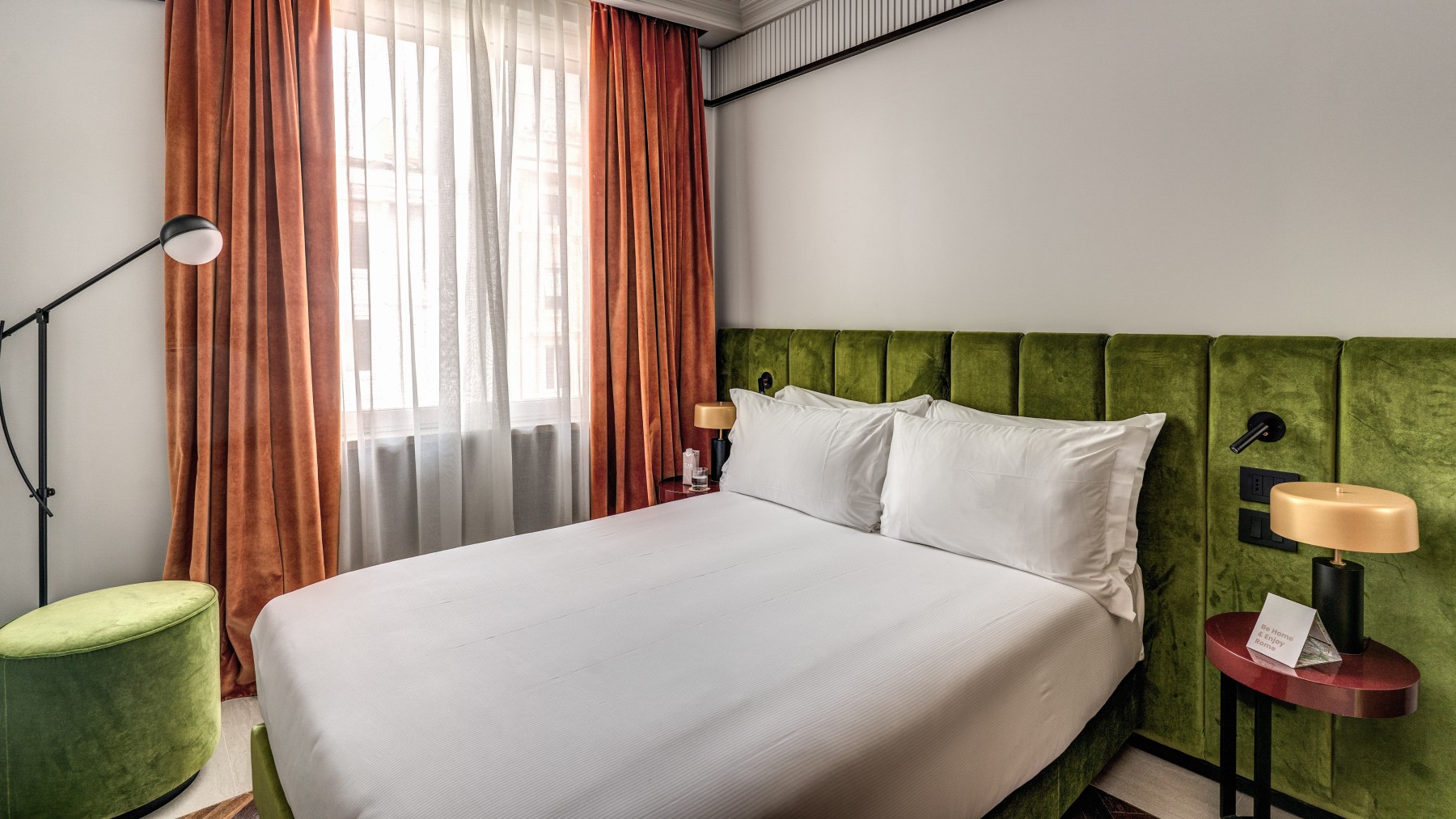 Camera di boutique hotel nel centro di Roma con ampie finestre, tende colorate e design contemporaneo – Hotel Santa Maria Maggiore, BZAR hotels a Roma