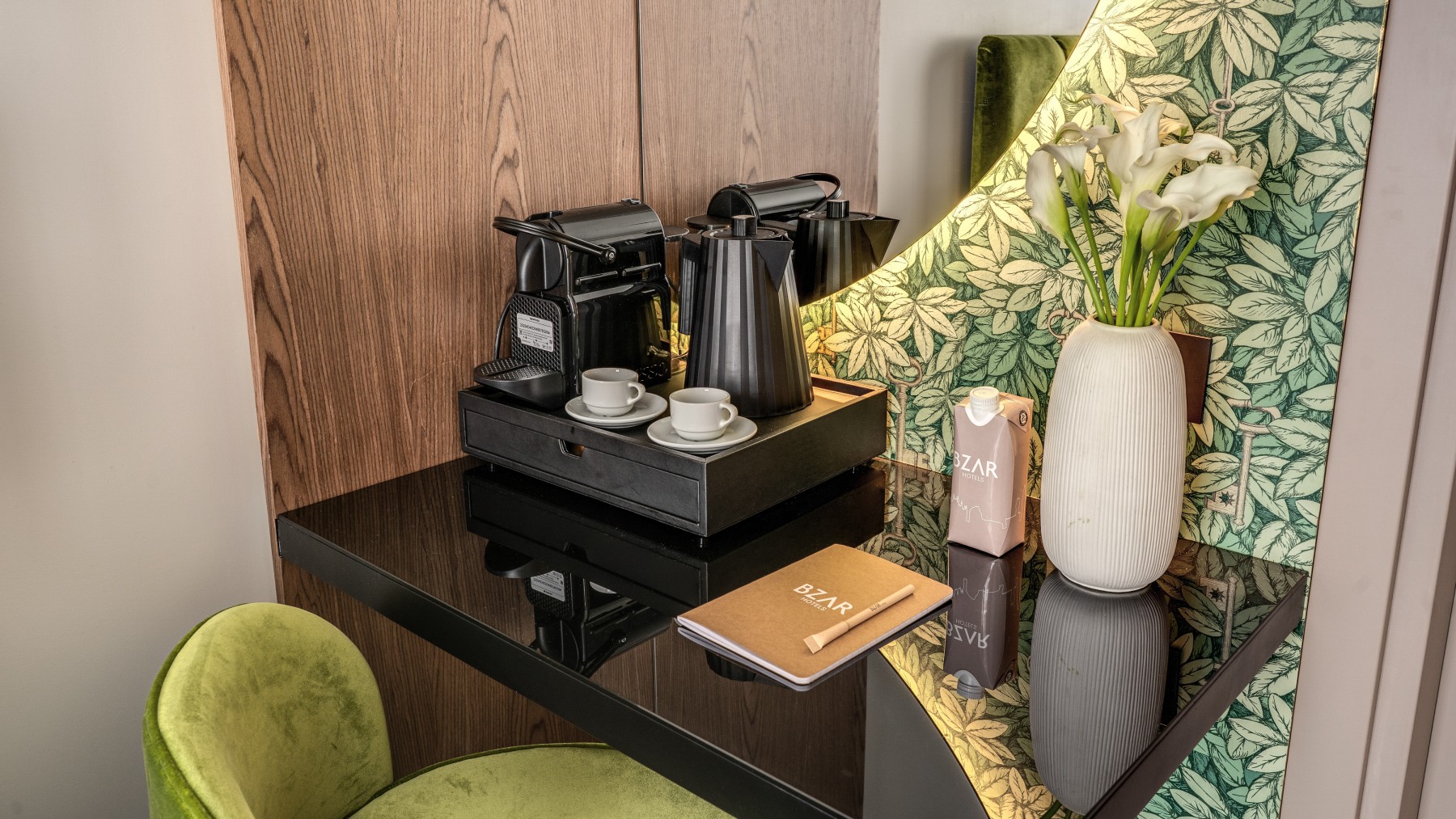 Angolo caffè con macchina da espresso all’interno della camera di boutique hotel nel centro di Roma, dettagli di design e comfort in camera – Hotel Santa Maria Maggiore, BZAR hotels a Roma