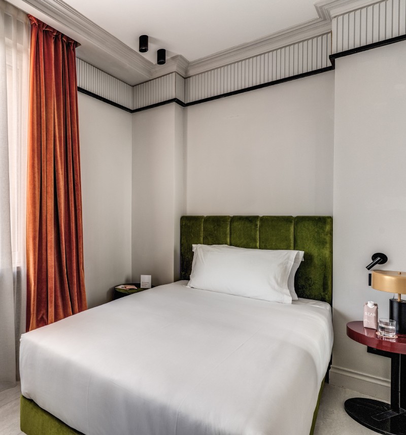 Camera singola di boutique hotel nel centro di Roma con letto, testiera verde in velluto e arredi eleganti – Hotel Santa Maria Maggiore, BZAR hotels a Roma