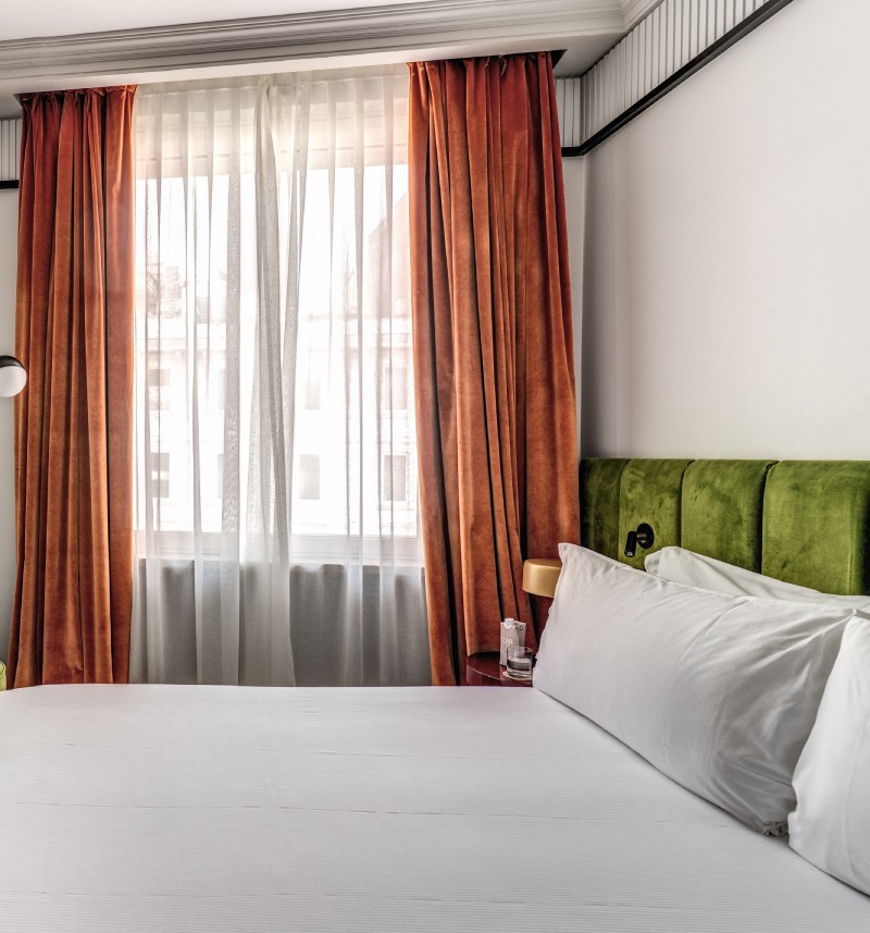 Vista della camera con letto matrimoniale e accesso al bagno in boutique hotel nel centro di Roma, design contemporaneo – Hotel Santa Maria Maggiore, BZAR hotels a Roma