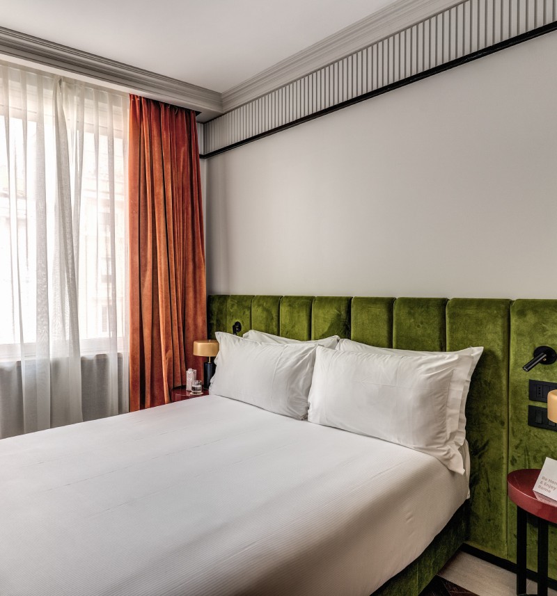 Camera matrimoniale luminosa di boutique hotel nel centro di Roma con letto e dettagli di design moderno – Hotel Santa Maria Maggiore, BZAR hotels a Roma
