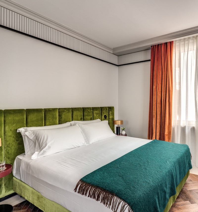 Camera matrimoniale con testiera verde e copriletto decorativo in boutique hotel nel centro di Roma – Hotel Santa Maria Maggiore, BZAR hotels a Roma